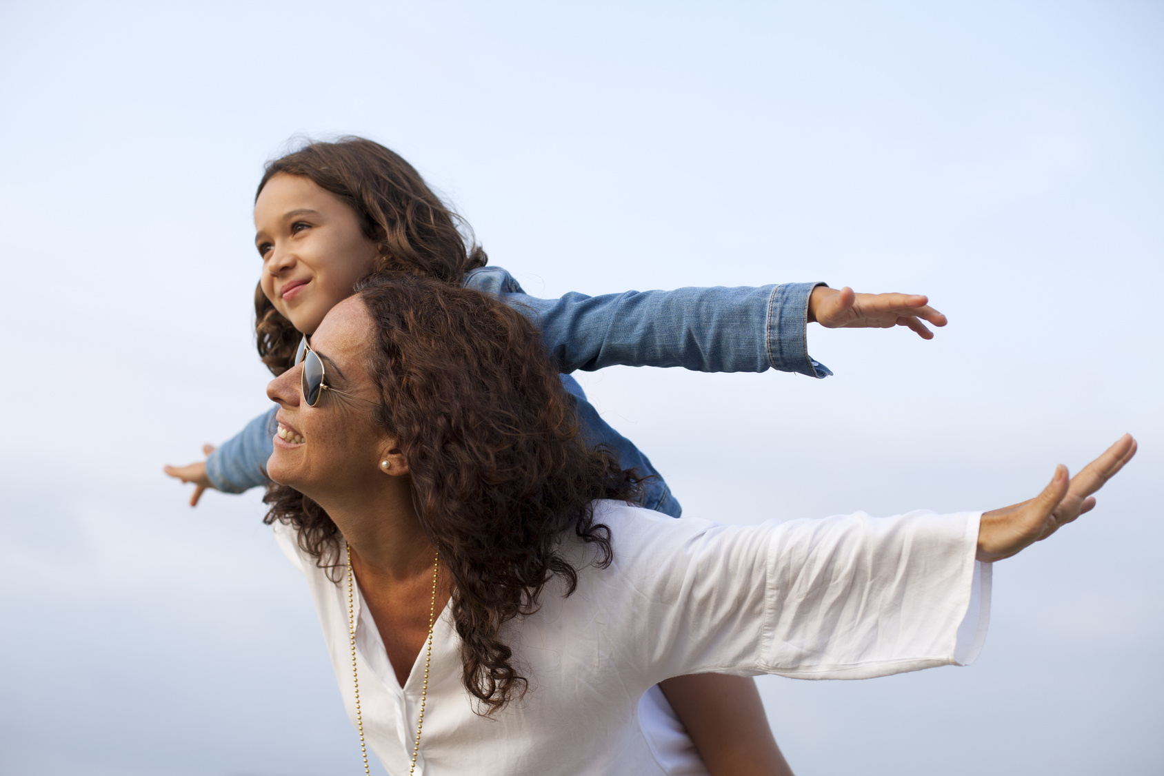 Madre e hija jugando a volar